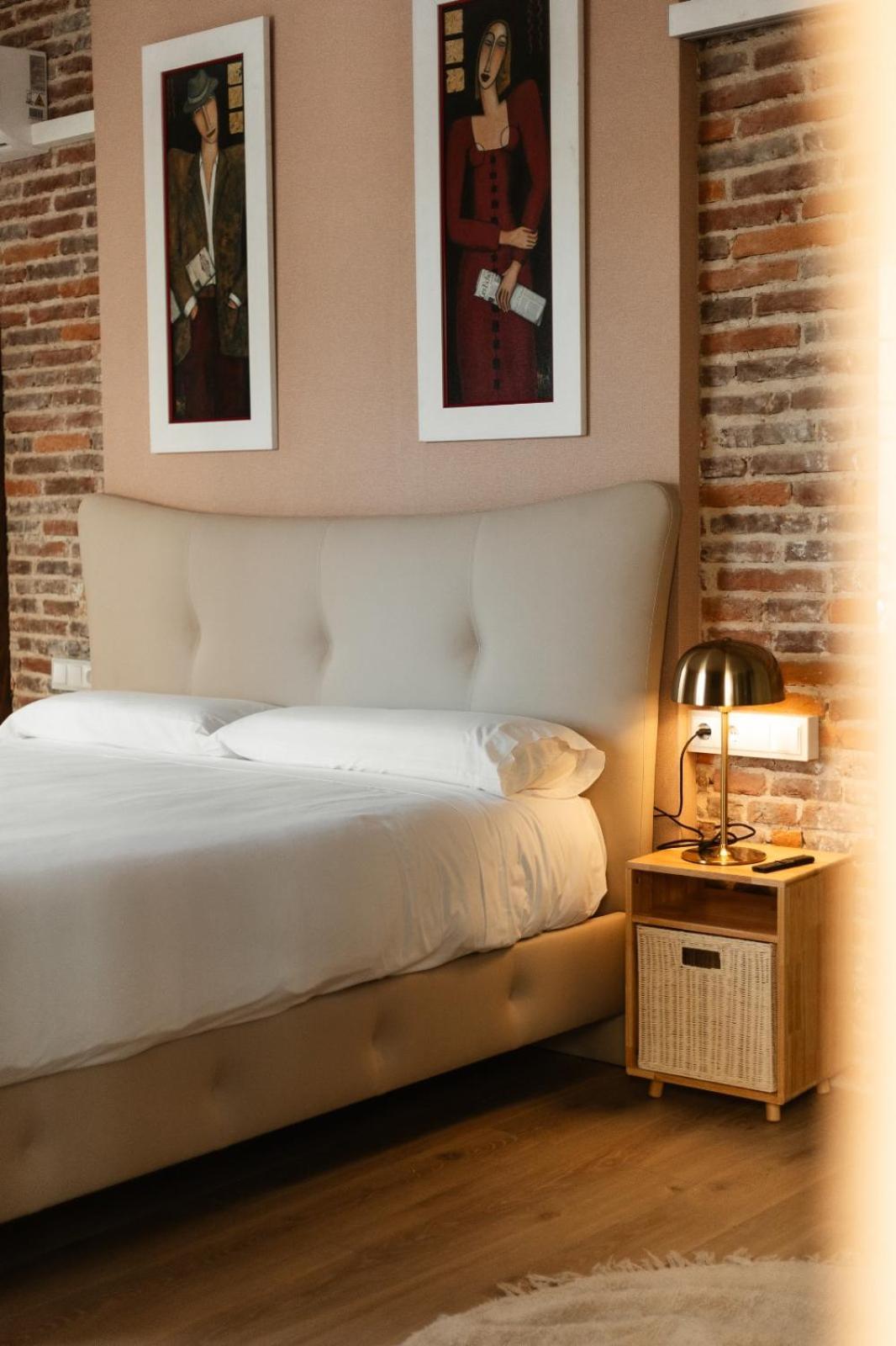 Albany Ancha 호텔 레온 외부 사진 A bedside table